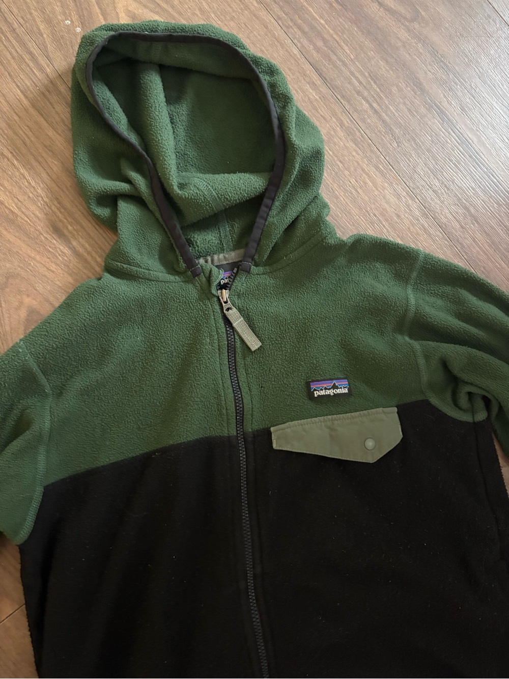M sz 10 Patagonia Kids Olive Green & Black Fleece Hoodie with Chest Flap Pocket